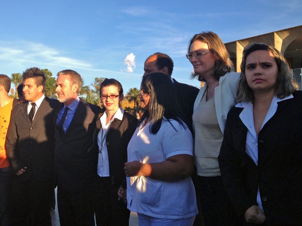 Ministros das Relações Exteriores, Antonio Patriota, e dos Direitos Humanos, maria do Rosário, dão abraço simbólico no Itamaraty (Foto: Mariana Oliveira)