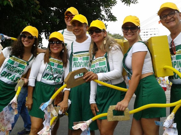 A fotógrafa Michelly Pessoa entrou na onda da crítica. "A família do meu namorado sempre se reúne em um grupo de 46 pessoas e se fantasiam de um fato que marcou", disse. Eles se inspiraram no escândalo da Petrobras. (Foto: Luna Markman/G1)