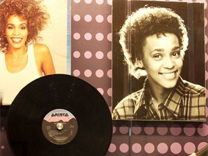 Exposição sobre Whitney Houston no museu do Grammy (Foto: Reuters)