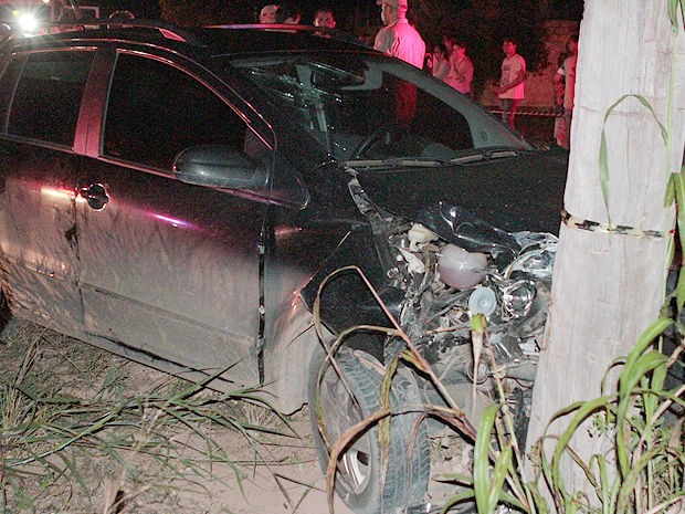 G1 Carro bate em poste e esposa de delegado morre após acidente em MT