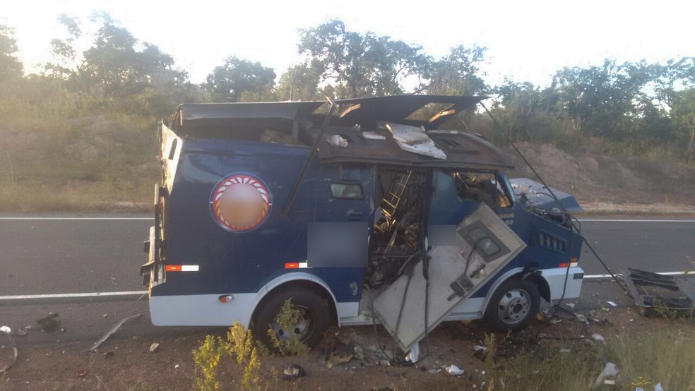 Veículo ficostruído após a ação criminosa na PI-140, Sul do estado (Foto: Polícia Militar/Divulgação)
