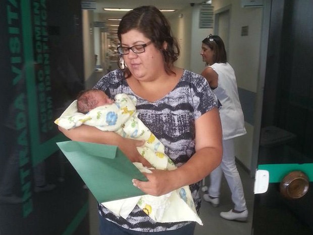 Vanessa e Arthur tiveram alta do hospital na tarde deste domingo (2) (Foto: Arquivo Pessoal/Vanessa Nascimento)