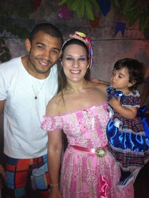 José Aldo, Viviane e filha Joana em festa junina (Foto: Reprodução/Facebook)
