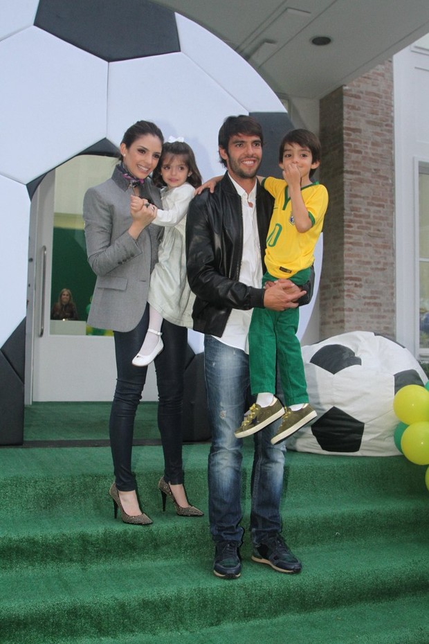 Kaká, Carol Celico e filhos (Foto: Marcelo Brammer e Thiago Duran/AgNews)
