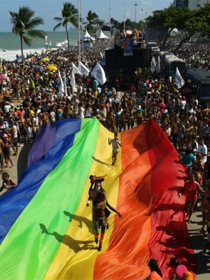 Bandeira colorida vira passarela na Avenida Boa Viagem (Foto: Luna Markman/G1)