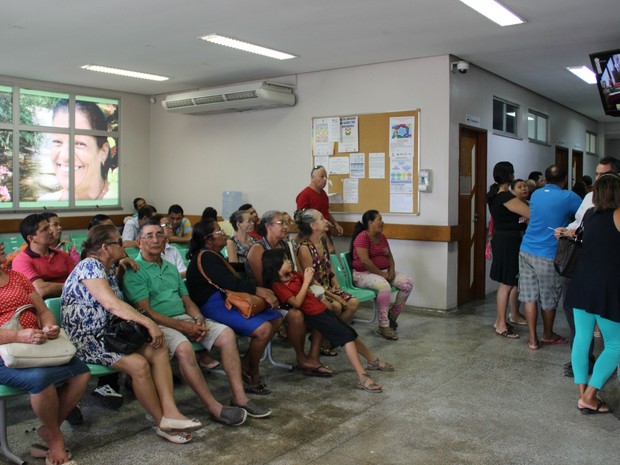 Muitas pessoas procuraram o atendimento dermatológico no Hospital Tropical neste sábado (Foto: Suelen Gonçalves/ G1 AM)