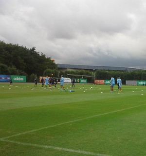 Desfalcado, elenco do Palmeiras faz treino de futevôlei na Academia