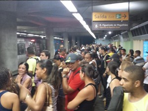 Plataforma da Estação Siqueira Campos ficou lotada com a interrupção do funcionamento da General Osório (Foto: Cosmo França / Divulgação)