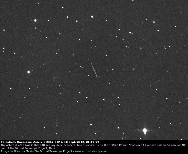 A foto tirada com 300 segundos de exposição mostra, ao centro, o asteroide e uma espécie de rastro deixado por ele (Foto: Gianluca Masi/Virtual Telescope Project)