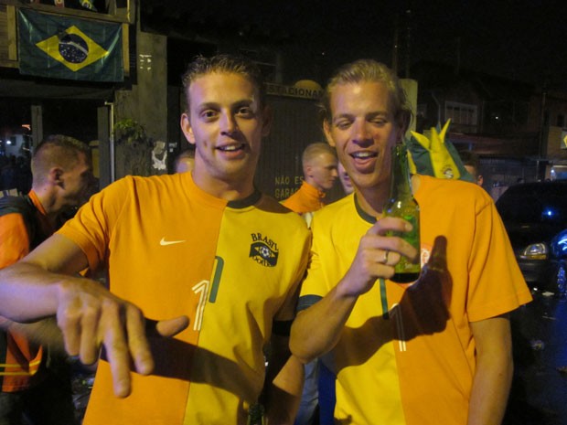 Os amigos holandeses Gerrit-Jäger Timmers (à esquerda) e Ruud Schaapnam posam com suas camisas 'dividas' do Brasil e Holanda (Foto: Cauê Muraro/G1)