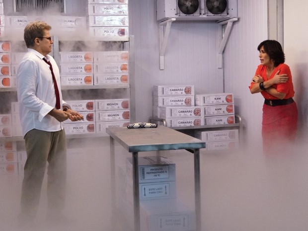 Roberta e Felipe se desesperam ao ver que estão presos no frigorífico (Foto: Guerra dos Sexos/TV Globo)