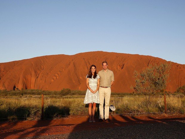 Kate Middleton e Príncipe William posam com o Uluru ao fundo, na Austrália (Foto: Phil Noble/ Reuters)
