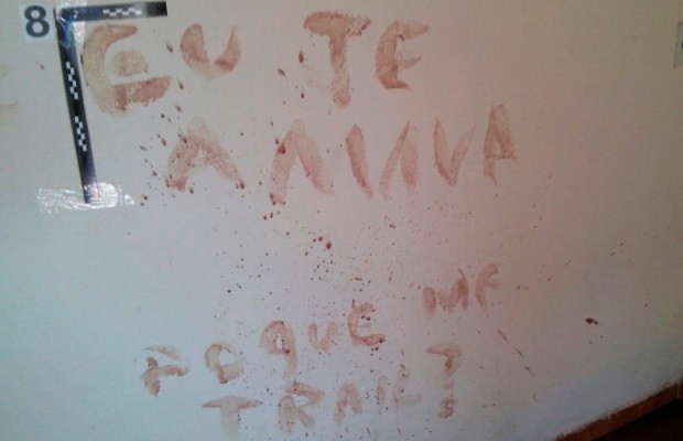 Homem mata a mulher e escreve em parede com o sangue dela, diz PM em Goiás (Foto: Diomício Gomes/O Popular)