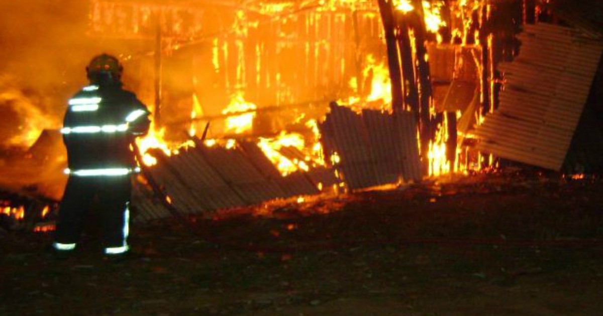 Incêndio destrói casa de madeira na marginal da BR-101 em Barra ... - Globo.com