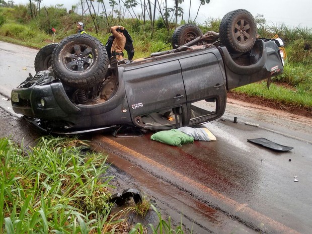 Caminhonete capotou após uma curva na PR-082, em Icaraíma, na terça-feira (31) (Foto: PRE/Divulgação)