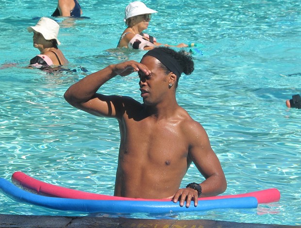 Ronaldinho gaucho flamengo piscina (Foto: Janir Júnior / Globoesporte.com)