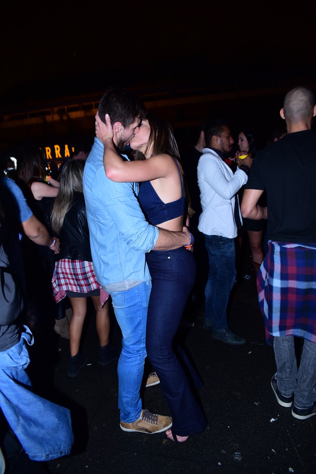 Mari Gonzalez e o ex-BBB Jonas Sulzbach trocam carinhos em festa sertaneja em São Paulo (Foto: Leo Franco / AgNews)