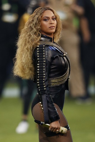 Beyoncé durante apresentação no intervalo do Super Bowl (Foto: Ezra Shaw/Getty Images/AFP)