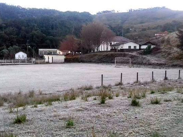 Segundo Inmet, Maria da Fé registrou 1,5°C nesta sexta-feira, 8 de julho; moradores fizeram imagens da geada (Foto: William Siqueira/Maria da Fé)