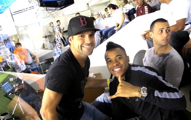 Diego e Robinho assistem ao jogo Santos x Corinthians na Vila Belmiro (Foto: Lincoln Chaves / globoesporte.com)