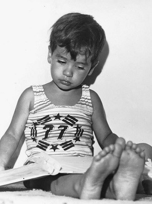 O brasiliense Cristian Santos aos 3 anos; ex-vendedor de cocadas fez cinco graduações (Foto: Cristian Santos/Arquivo Pessoal)