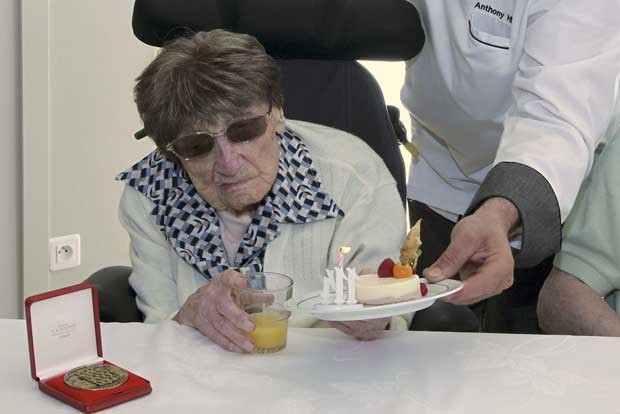 Mulher mais velha da França, Marie-Therese Bardet comemorou 114 anos de idade.  (Foto: Thomas Samson/AFP)