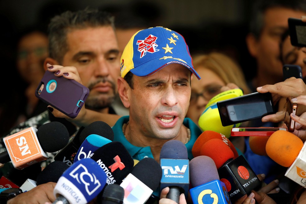Líder da oposição Henrique Capriles fala com jornalistas, em Caracas, na Venezuela, após a votação para governador no domingo (15) (Foto: Carlos Garcia Rawlins/ Reuters)