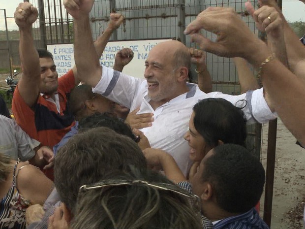 Prefeito afastado de Santa Inês (MA) Ribamar Alves na saída de presídio no MA (Foto: Ubiratan Chagas/TV Mirante)