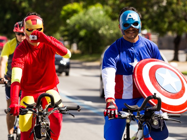 Dupla se fantasiou de Homem de Ferro e Capitão América. (Foto: Jonathan Lins/G1)