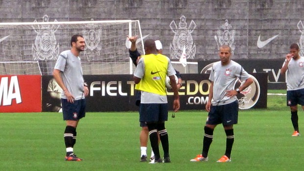 Danilo e Emerson no treino do Corinthians (Foto: Carlos Augusto Ferrari / Globoesporte.com)