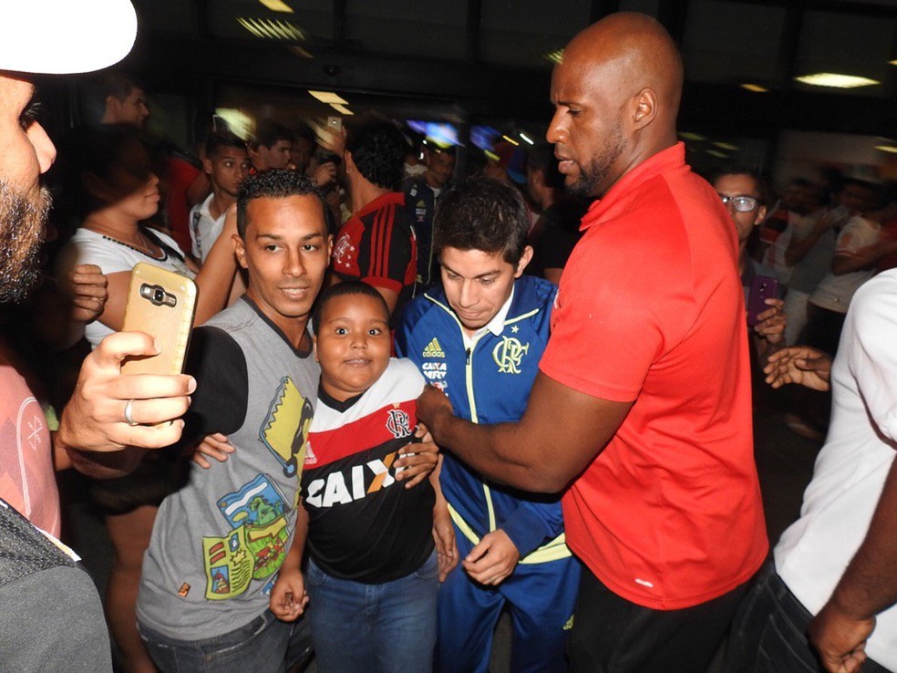 Conca entre seguranças e torcedores do Flamengo (Foto: Fred Gomes)