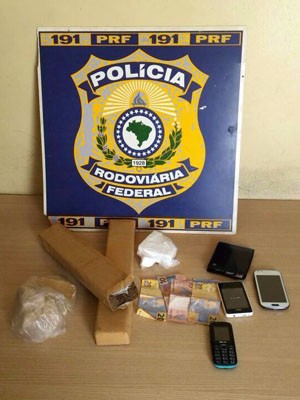 Foram apreendidas cocaína, maconha e crack com os suspeitos (Foto: Divulgação/Polícia Rodoviária Federal)