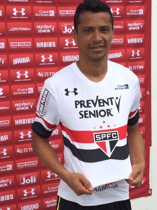 Cícero veste a camisa do São Paulo (Foto: Marcelo Prado)