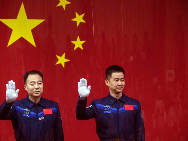 China apresenta os astronautas de sua sexta missão espacial tripulada Astronautas