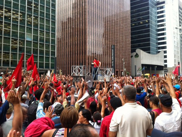 Ato contra os 50 anos do golpe foi encerrado em frente ao prédio onde fica o escritório da Presidência da República em São Paulo, na esquina com a Rua Augusta (Foto: Lívia Machado/G1)