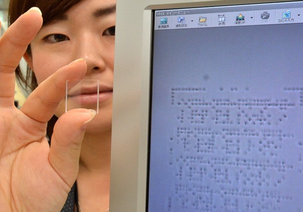 A fabricante japonesa Hitachi apresentou uma placa feita de quartzo com uma nova tecnologia que pode armazenar uma quantidade quase infinita de dados. Um laser grava pequenos pontos na placa de quartzo que são reconhecidos pelo computador como dados binár (Foto: Yoshikazu Tsuno/AFP)