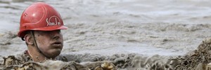 Corrida de obstáculos tem lama e água suja (Ints Kalnins/Reuters)
