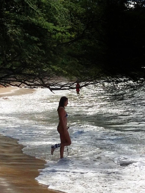 Maya Gabeira põe o pé no mar pela primeira vez após Nazaré (Foto: Reprodução / Instagram)