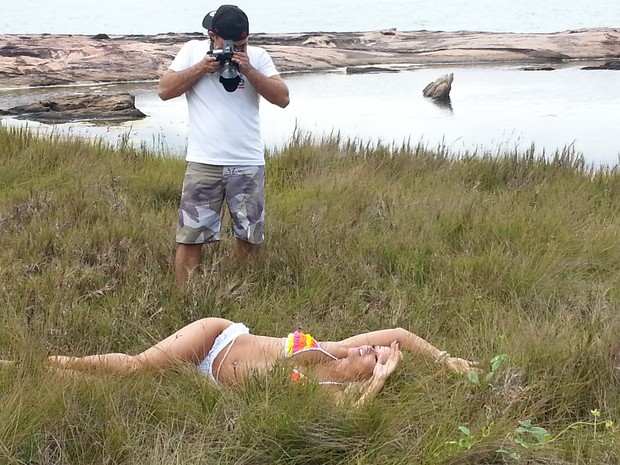 Aryane Steinkopf fotografa para moda praia (Foto: Divulgação / Fernando Effquem)