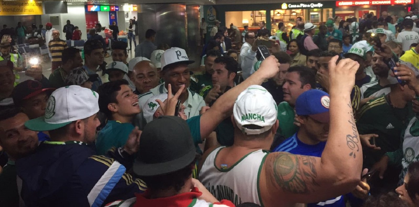 Medo e alívio: Palmeiras é recebido por centenas de torcedores no retorno da Batalha de Montevidéu