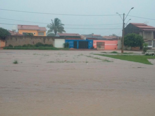 Chuva alagou ruas e inundou casas em Luís Eduardo Magalhães (Foto: Edivaldo Braga/Blog Braga)