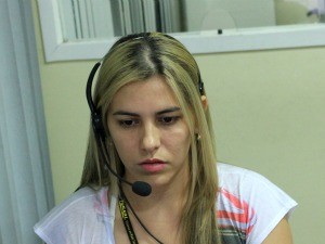 Dajany Carvalho admite que não fica na postura recomendada, mas sabe dos problemas que podem aparecer (Foto: Marcos Dantas / G1 AM)