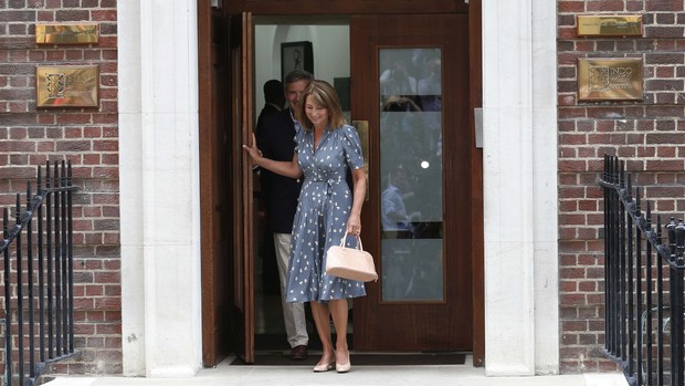 Michael e Carole Middleton , pais de Kate Middleton, deixam o hospital (Foto: Reuters/ Agência)