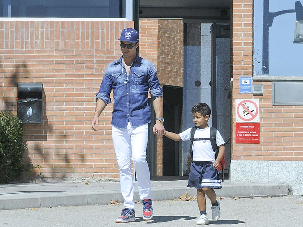 Cristiano Ronaldo busca o filho, Cristiano Ronaldo Jr., de 4 anos, na escola em Madri, na Espanha (Foto: Grosby Group/ Agência)