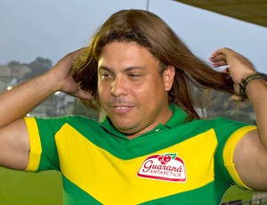 Ronaldo de peruca em evento em São Januário (Foto: Divulgação)