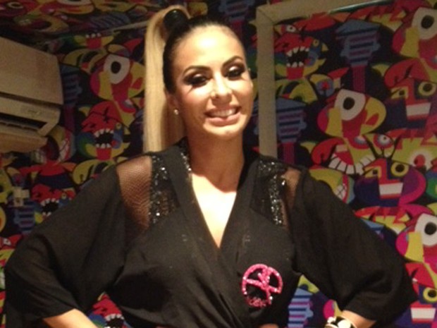 Alinne Rosa antes de subir no trio em Salvador (Foto: Henrique Mendes/G1)