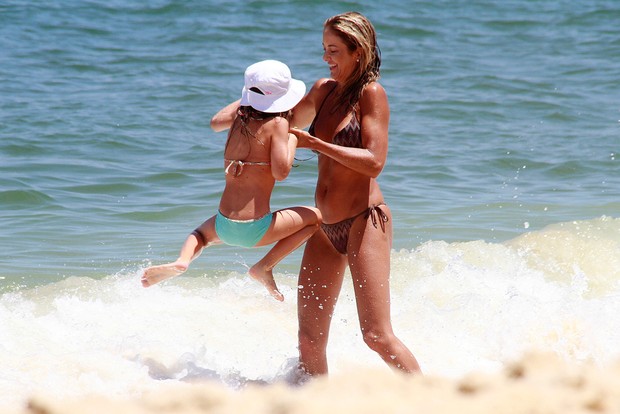 Ticiane Pinheiro com a filha na praia de Ipanema (Foto: Marcos Ferreira / Brazil News)