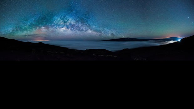 A fotografia da Via Láctea foi feita da montanha mais alta do Havaí, Mauna Kea (4.208 m), mostrando campos de lava da Ilha Grande. (Foto: Gianni Krattli/Observatório Real de Greewich) A fotografia da Via Láctea foi feita da montanha mais alta do Havaí, Mauna Kea (4.208 m), mostrando campos de lava da Ilha Grande. (Foto: Gianni Krattli/Observatório Real de Greewich)