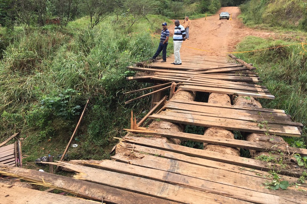 Caminhão caiu da ponte na manhã desta terça-feira (16), em Presidente Prudente (Foto: Valmir Custódio/G1)