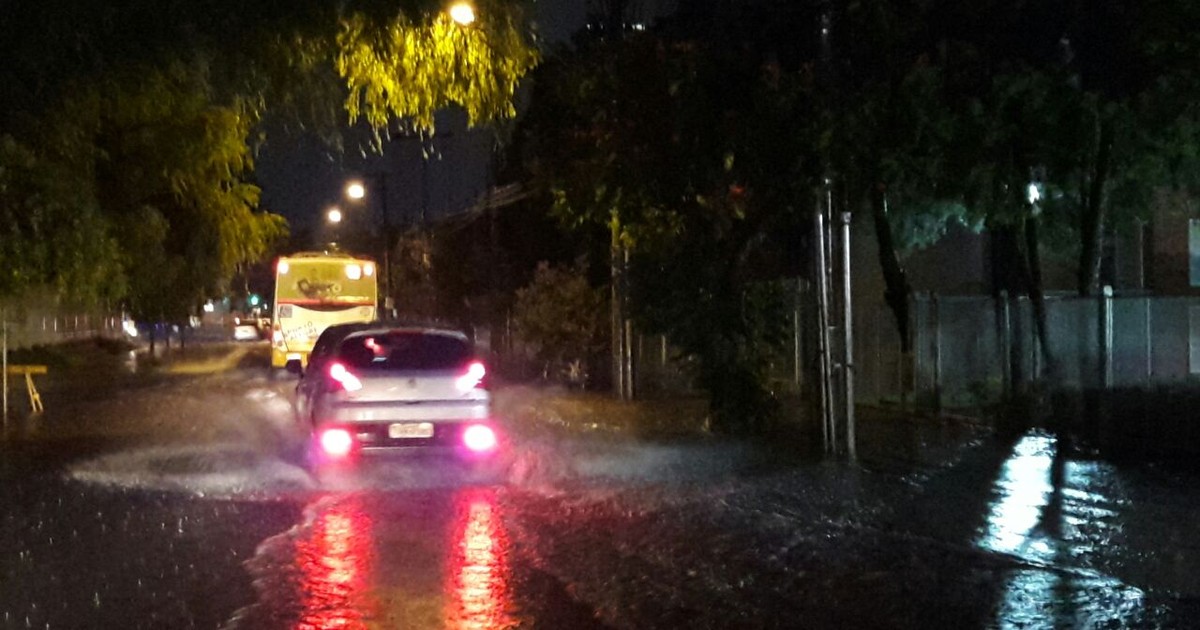 Chuva alaga ruas e avenidas e causa transtornos em Porto Alegre - Globo.com